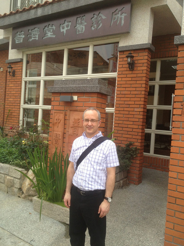 Doug Chick bei dem Besuch einer TCM Klinik in Taiwan